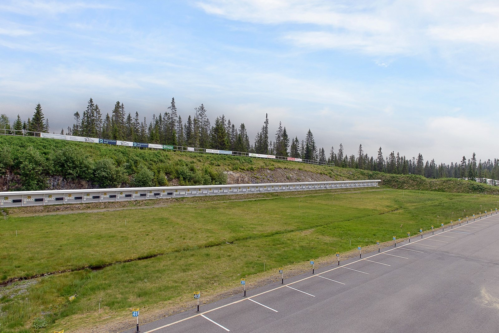 Sjusjøen Skisenter og Natrudstilen har tilbud til både familier, den treningsvillige og eliten. Her er barnebakke i skisenteret, rulleskianlegg og skiskytterarena. Galleribilde
