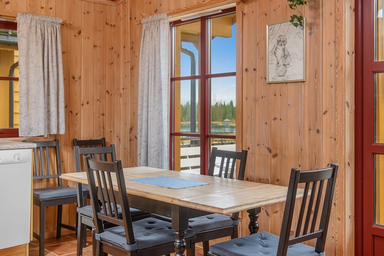Fint lys inn og god utsikt gjennom vinduene på kjøkkenet. Galleribilde