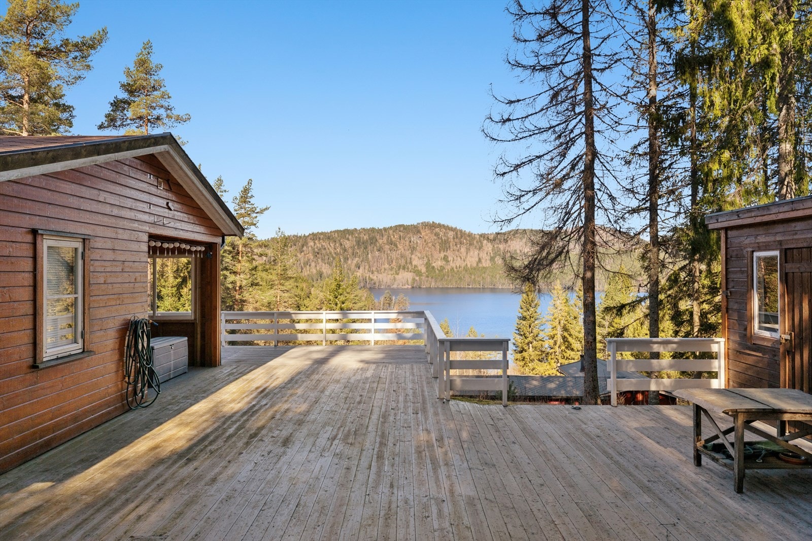 Det store terrassegulvet binder sammen hytta og uteboden til et helhetlig og funksjonelt uteområde. Galleribilde