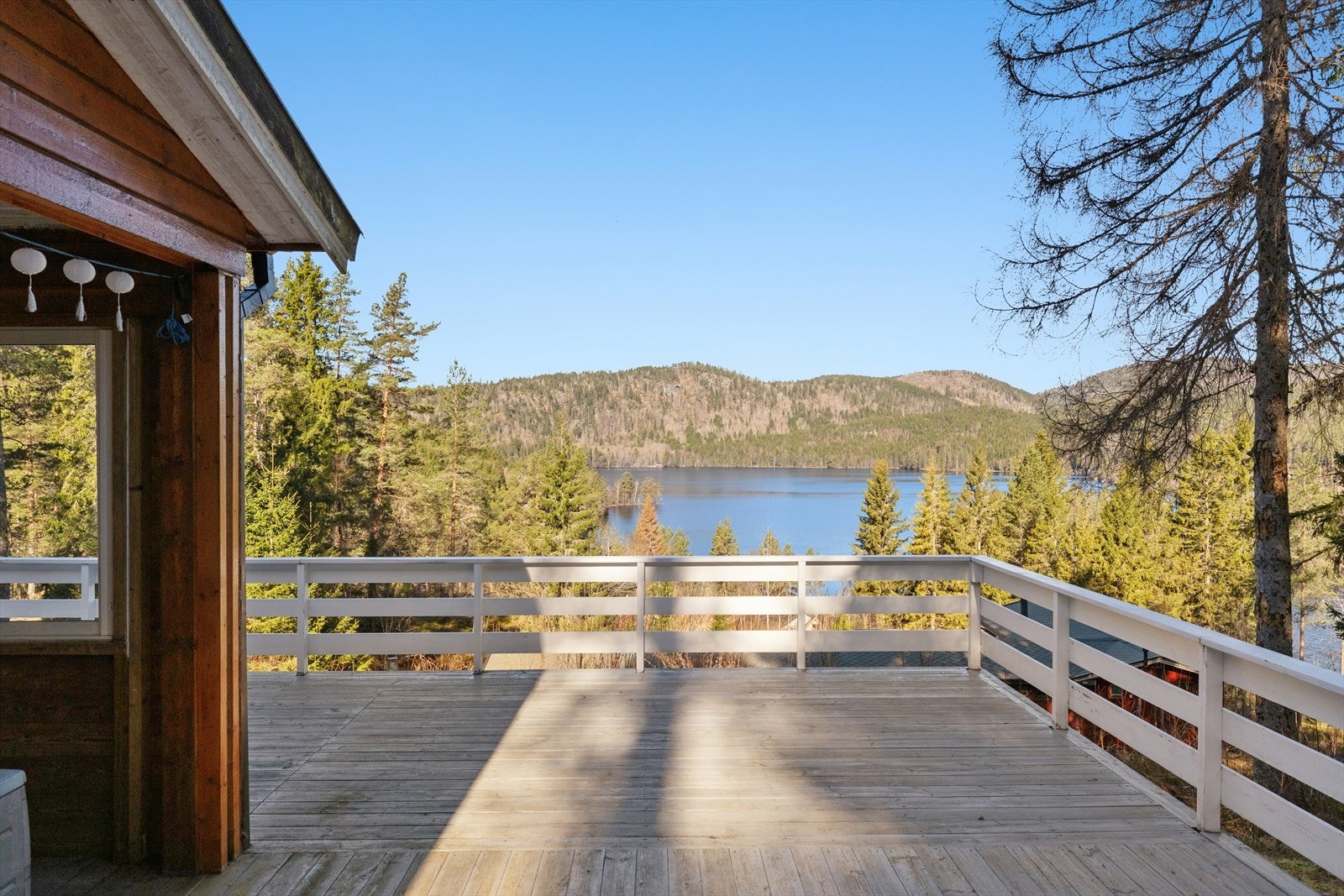 Fra den romslige terrassen har du en vidstrakt utsikt over Heivannet og de skogkledde åsene rundt. Galleribilde