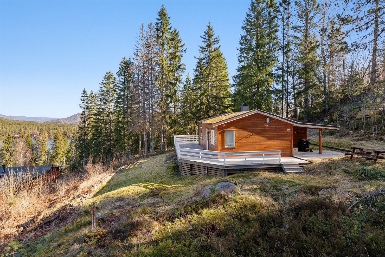 Eiendommen ligger høyt og fritt i terrenget, med en solrik plassering og nydelig utsikt mot Heivannet. Galleribilde