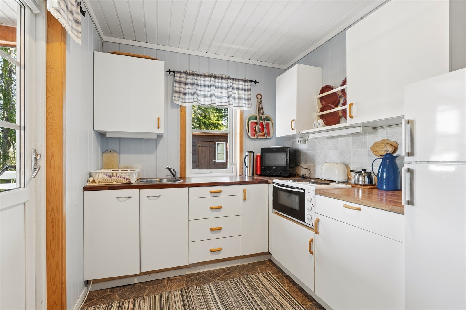 Det lyse kjøkkenet har direkte adkomst til en stor terrasse med flott utsikt over Heivannet. Galleribilde