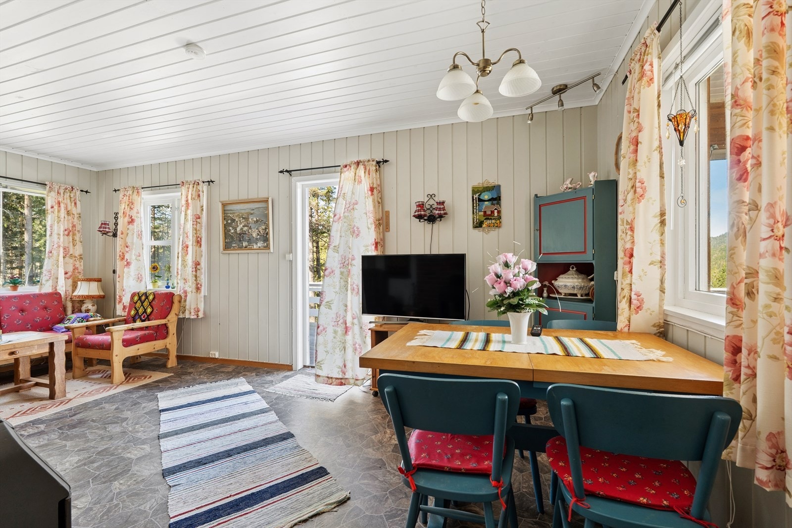 Kombinert stue og spisestue med åpen løsning og rikelig lysinnslipp. Galleribilde