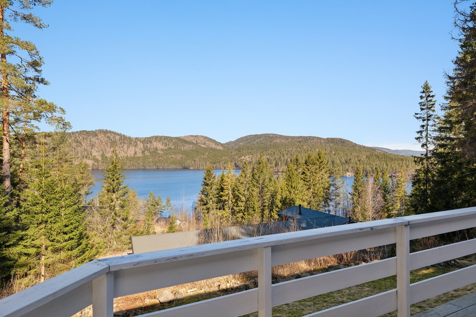 Utsikten utgjør en sentral og vesentlig kvalitet ved eiendommen. Eiendommens beliggenhet gir gode visuelle forbindelser mot omkringliggende natur og landskap. Galleribilde