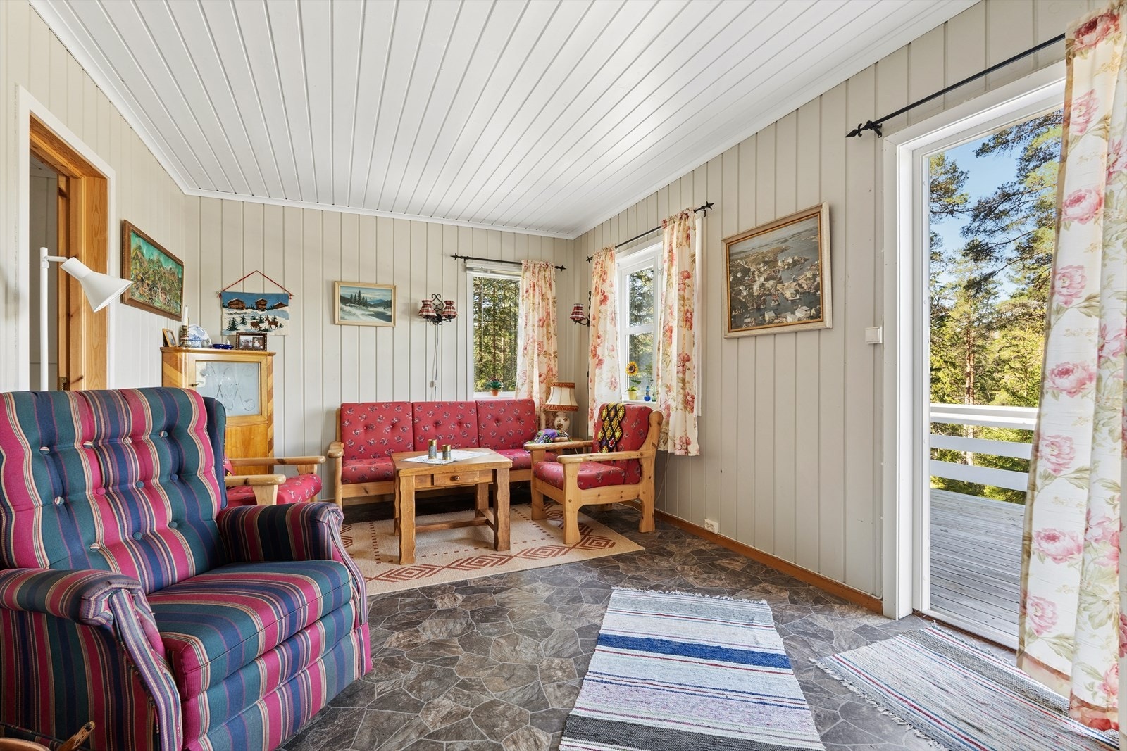 Stuen er kledd i trepanel og gir rommet en varm og lun atmosfære. Galleribilde