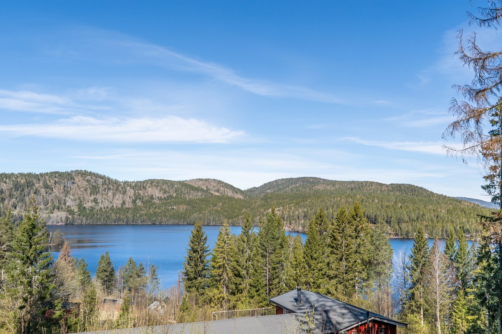 Flott og idyllisk utsikt mot Heivannet, med gode solforhold. Galleribilde