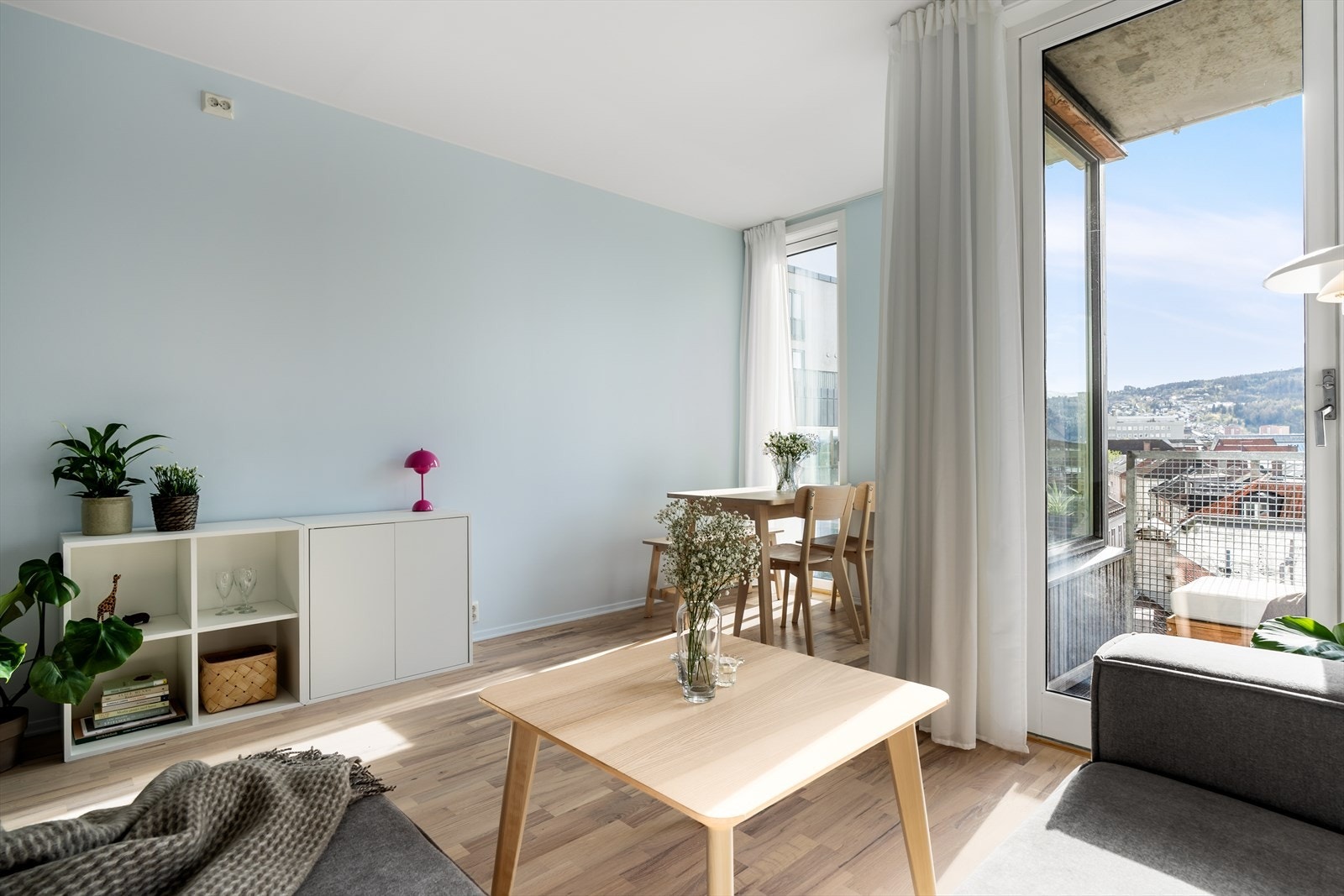 Store vindusflater gir rikelig med lysinnslipp og en fantastisk utsikt mot Byåsen. Galleribilde