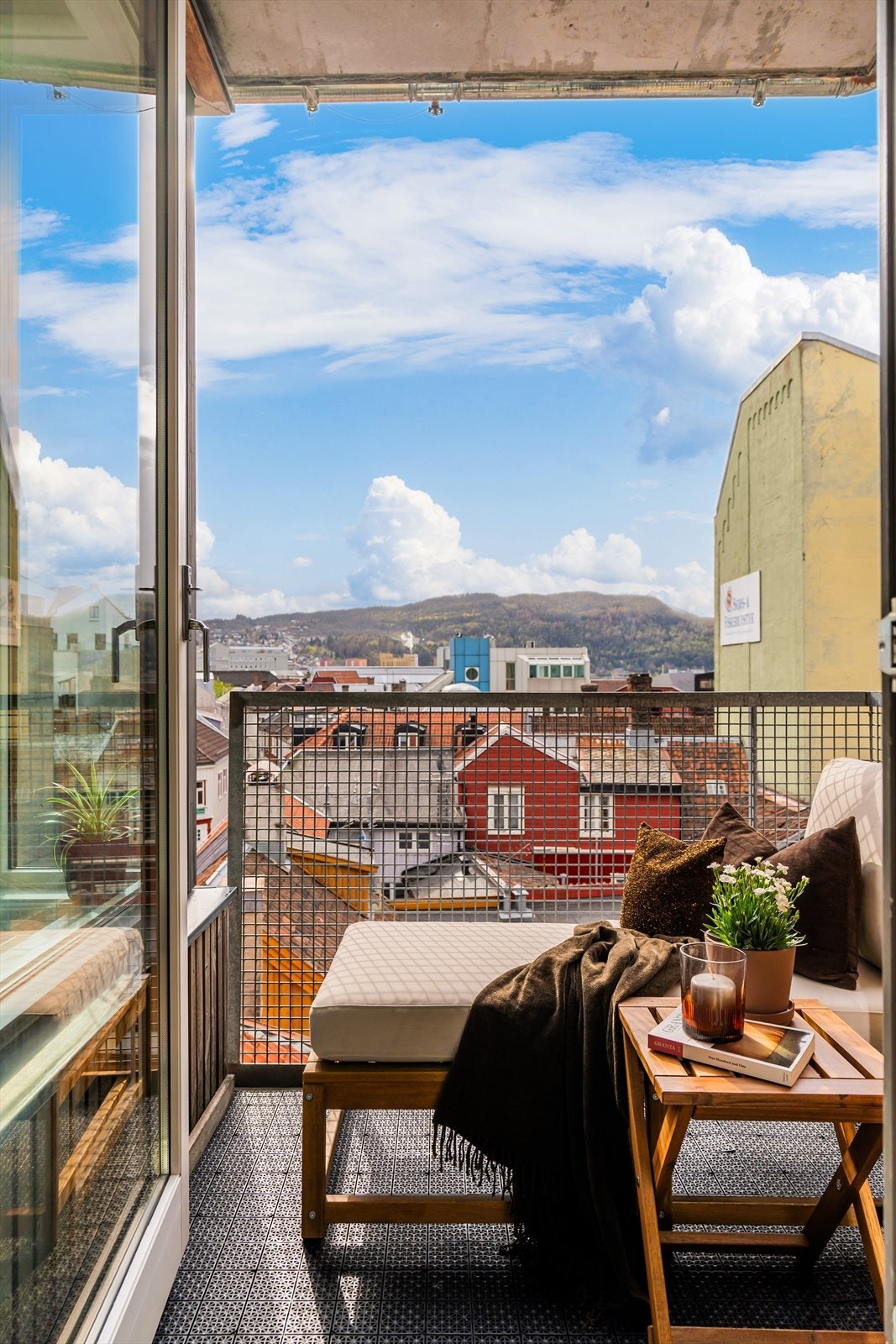 På balkongen har man en luftig utsikt mot Byåsen og flott fjordutsikt. Galleribilde