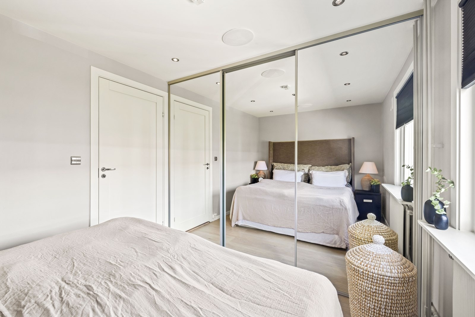 Integrert skyvedørsgarderobe på dette soverommet. Galleribilde