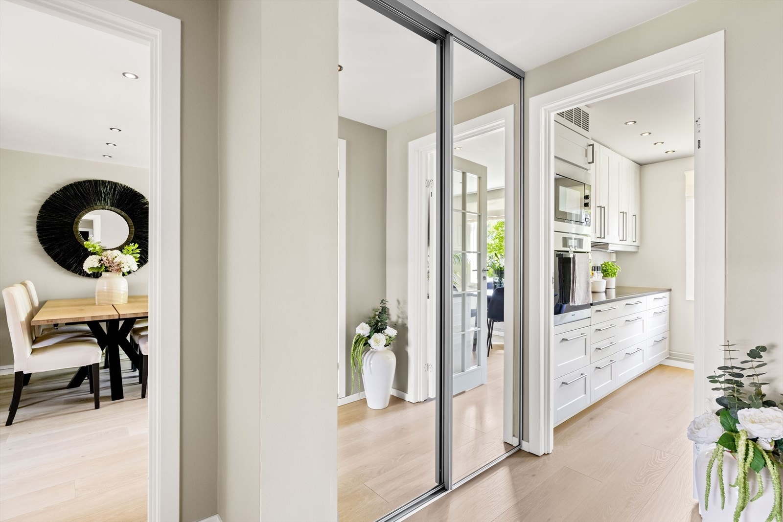 Integrert skyvedørsgarderobe i gangen. Galleribilde