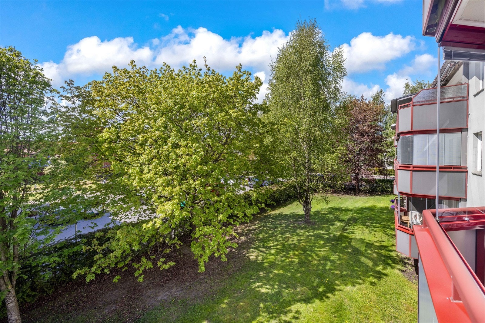 Balkongen vender også ut mot fellesareal i borettslaget. Galleribilde