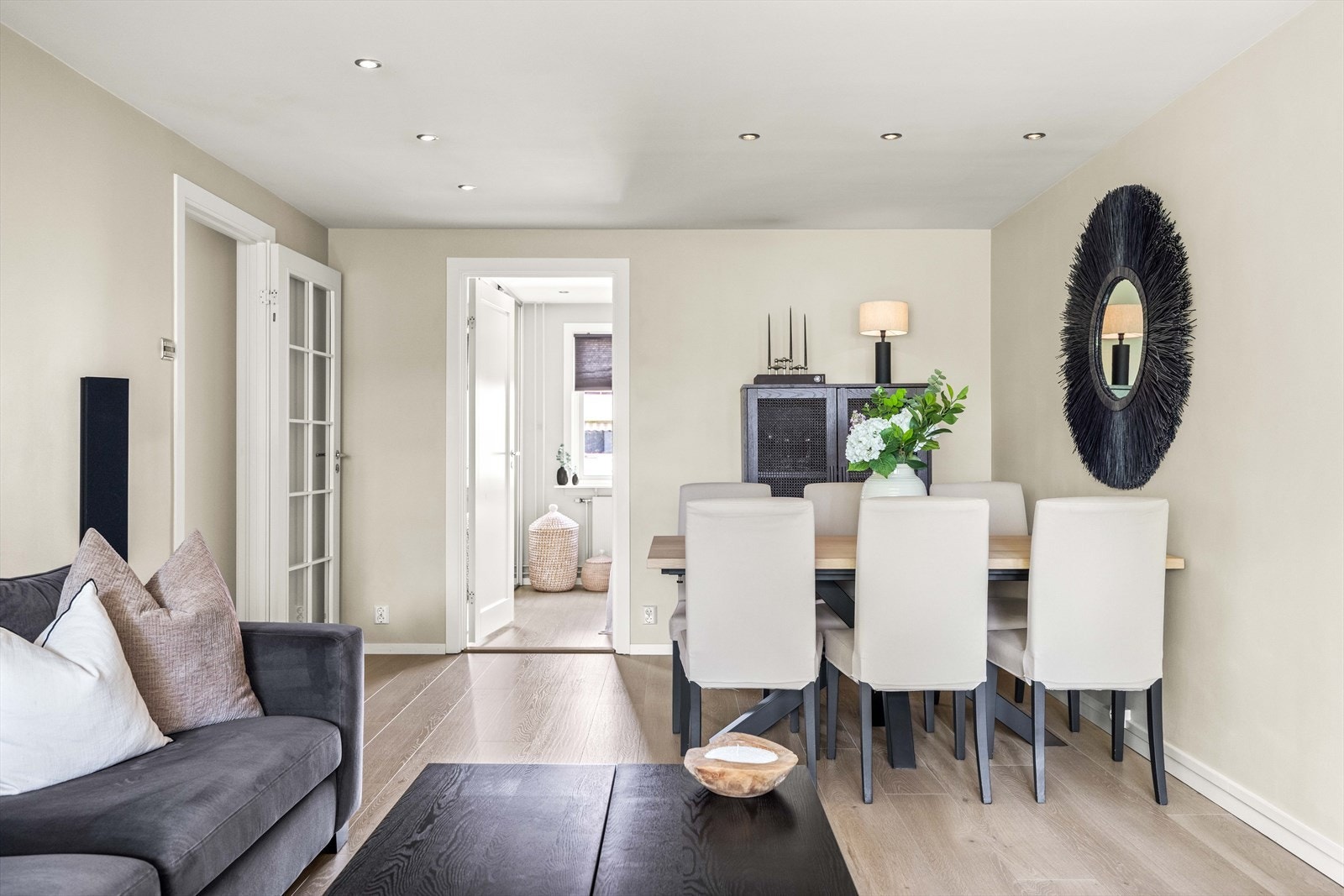 Fra stuen er det inngang inn til det største soverommet. Galleribilde
