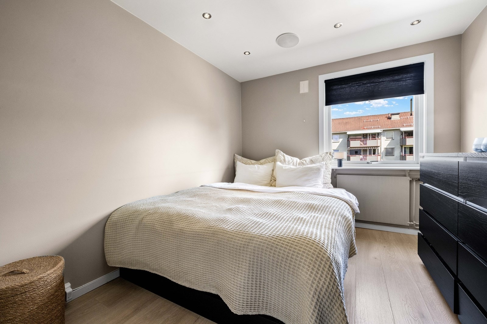 Soverom 2 med moderne overflater og god plass. Galleribilde