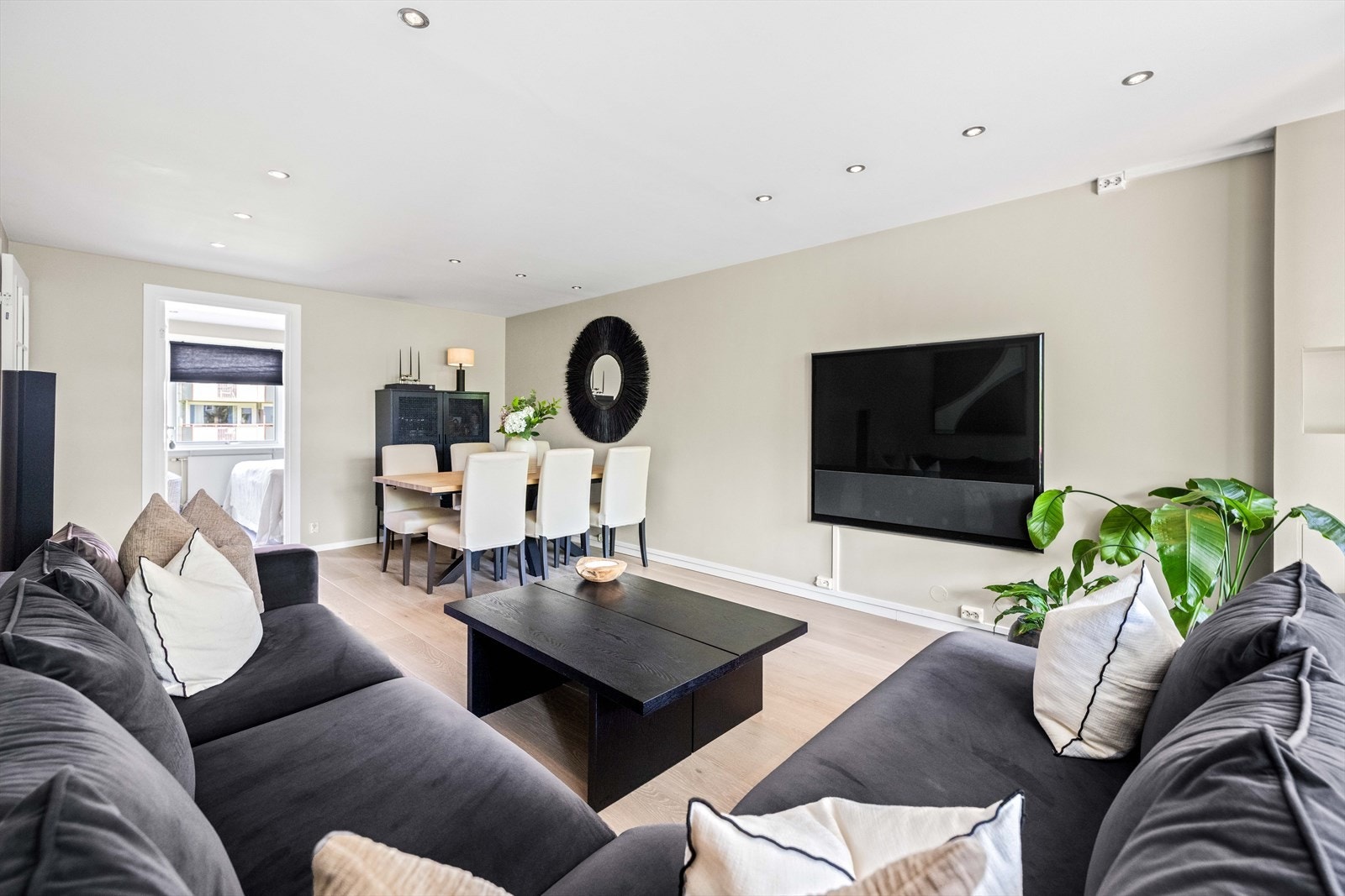 Overflatene er malt i lyse, moderne fargetoner, og rommet har downlights i taket samt enstavs laminatgulv. Galleribilde