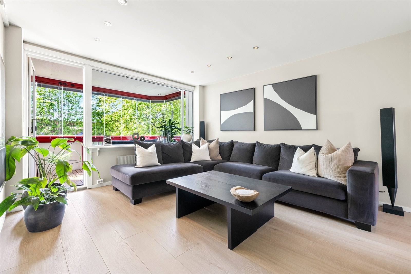 Stuen er lys, innbydende og romslig, med god plass til både spisebord og sofagruppe. Galleribilde