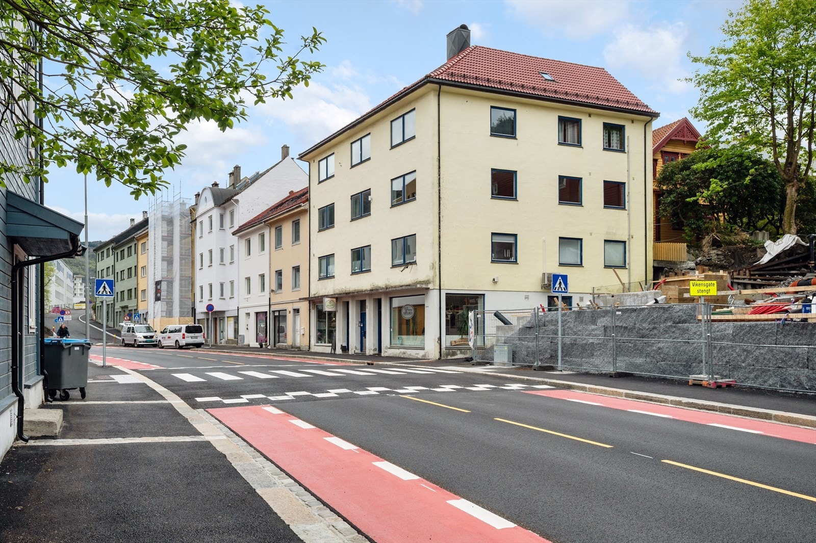 - Fra leiligheten er det kun 100 meter til busstopp, og 600 meter til bybanestoppet på Danmarksplass - Galleribilde