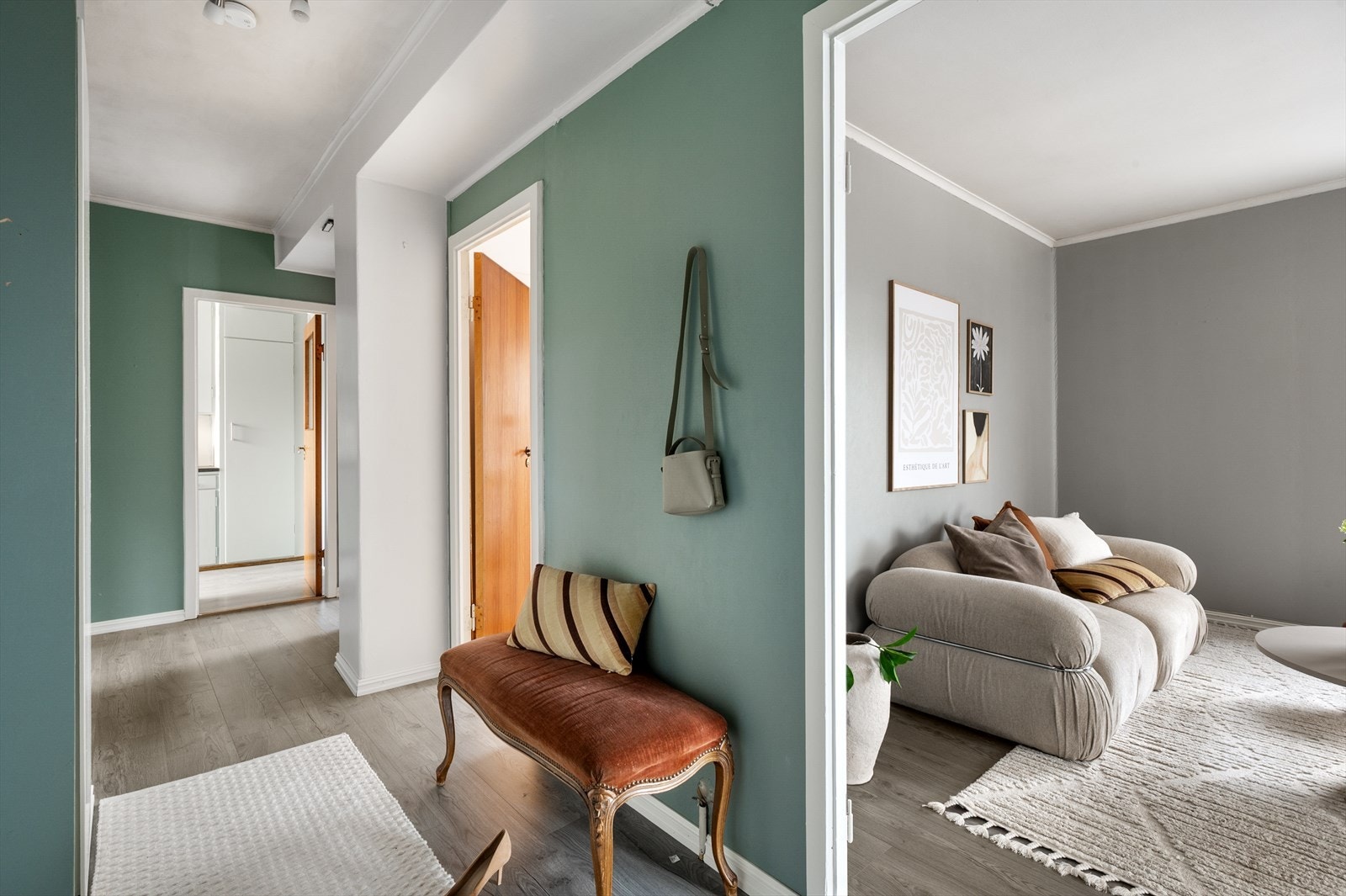 - Langstrakt entré/gang på ca. 8,6 m² - Galleribilde