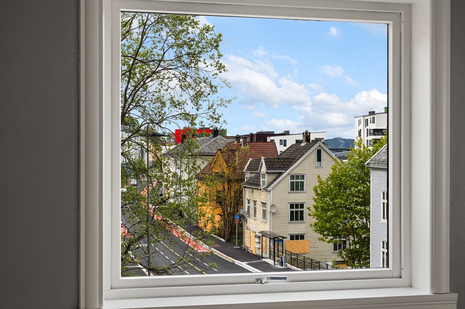 - Gaten er nylig åpnet etter en omfattende rehabiliteringsprosess med blant annet nye vannledninger, gateopprustning og blågrønne løsninger. Dette vil gi hele området et løft! - Galleribilde