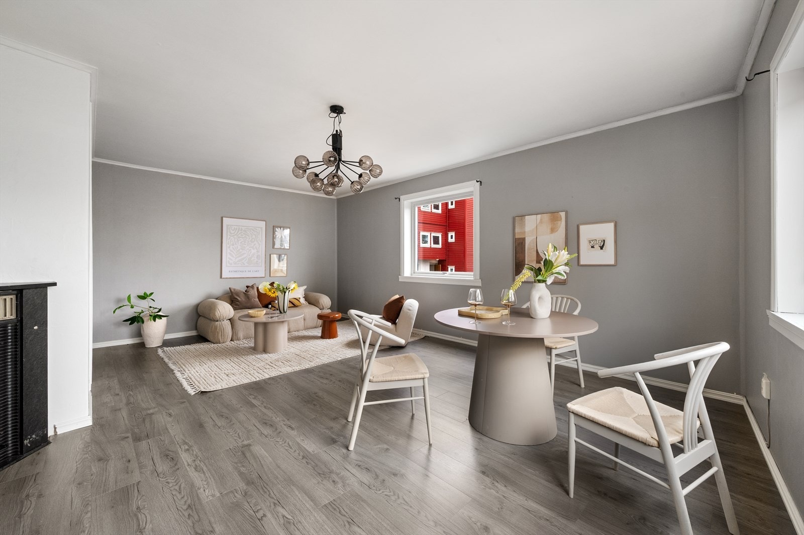 - Stuen strekker seg utover et areal på ca. 26,4 m² - Galleribilde