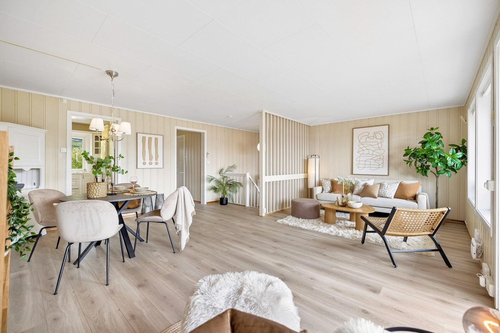 Stuen er romslig og har plass til både sofagruppe og en egen spisedel. Galleribilde