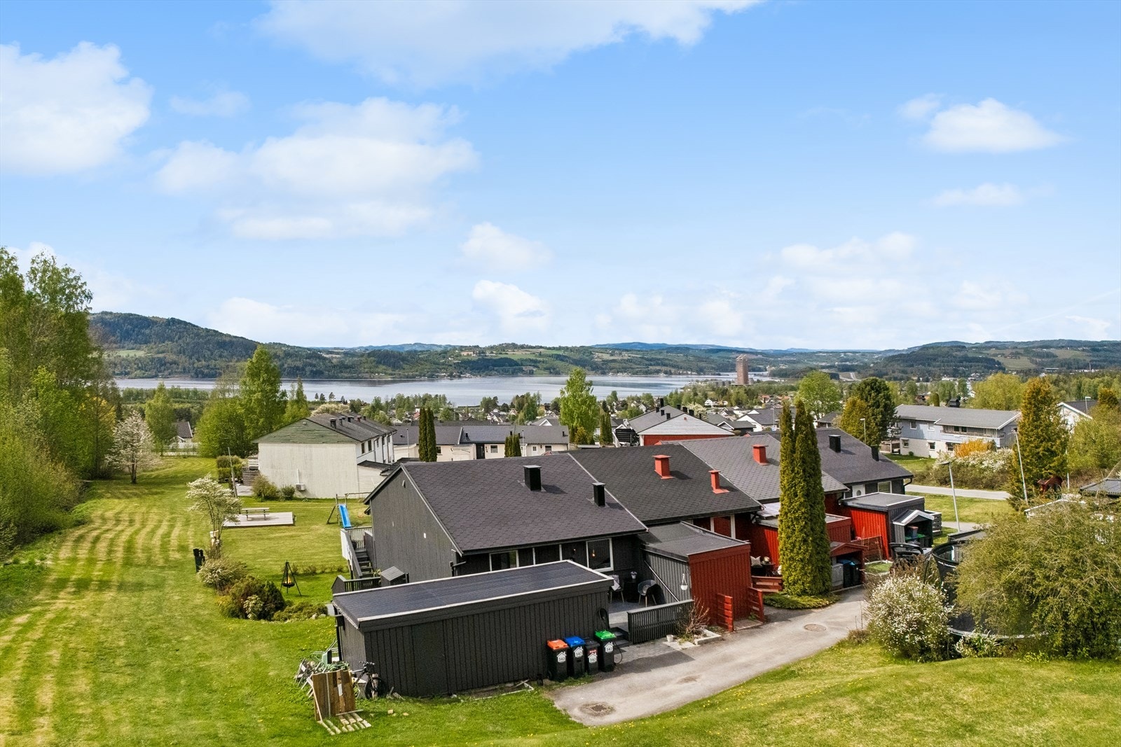 Fra eiendommen er det utsikt mot Mjøsa og omkringliggende landskap. Galleribilde