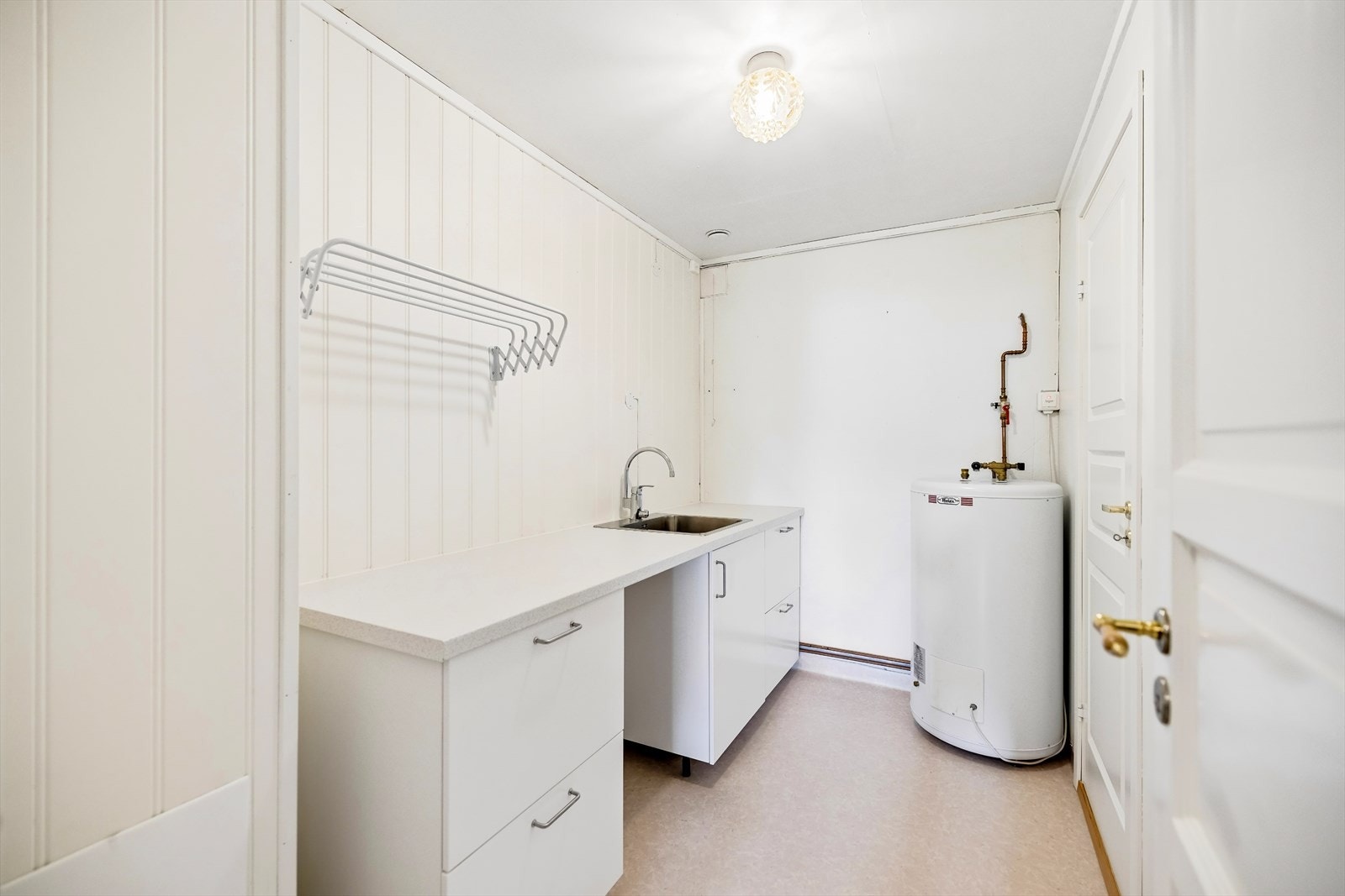 Separat vaskerom i underetasjen med ny innredning fra 2022. Rommet har opplegg for vaskemaskin og en 200-liters varmtvannsbereder fra 2011. Galleribilde