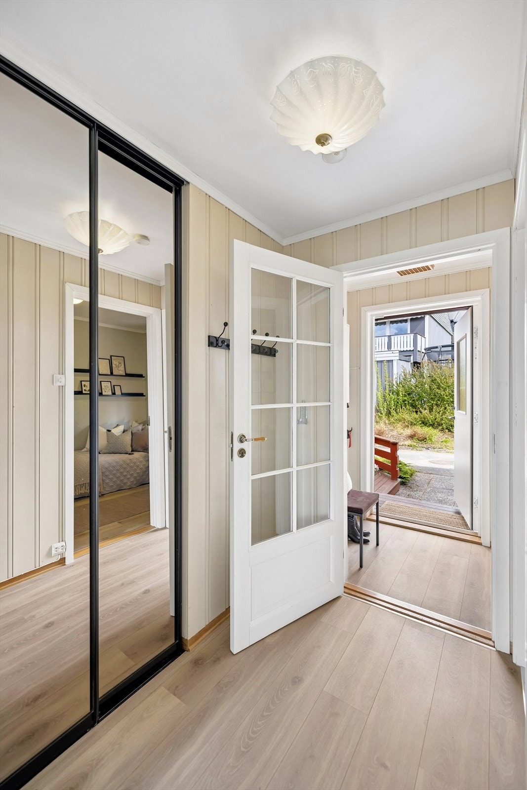 Entréen har ny ytterdør fra 2024 og laminatgulv som ble lagt i hele etasjen i 2020. Skyvedørsgarderobe med speilfronter gir gode oppbevaringsmuligheter i entréen. Galleribilde