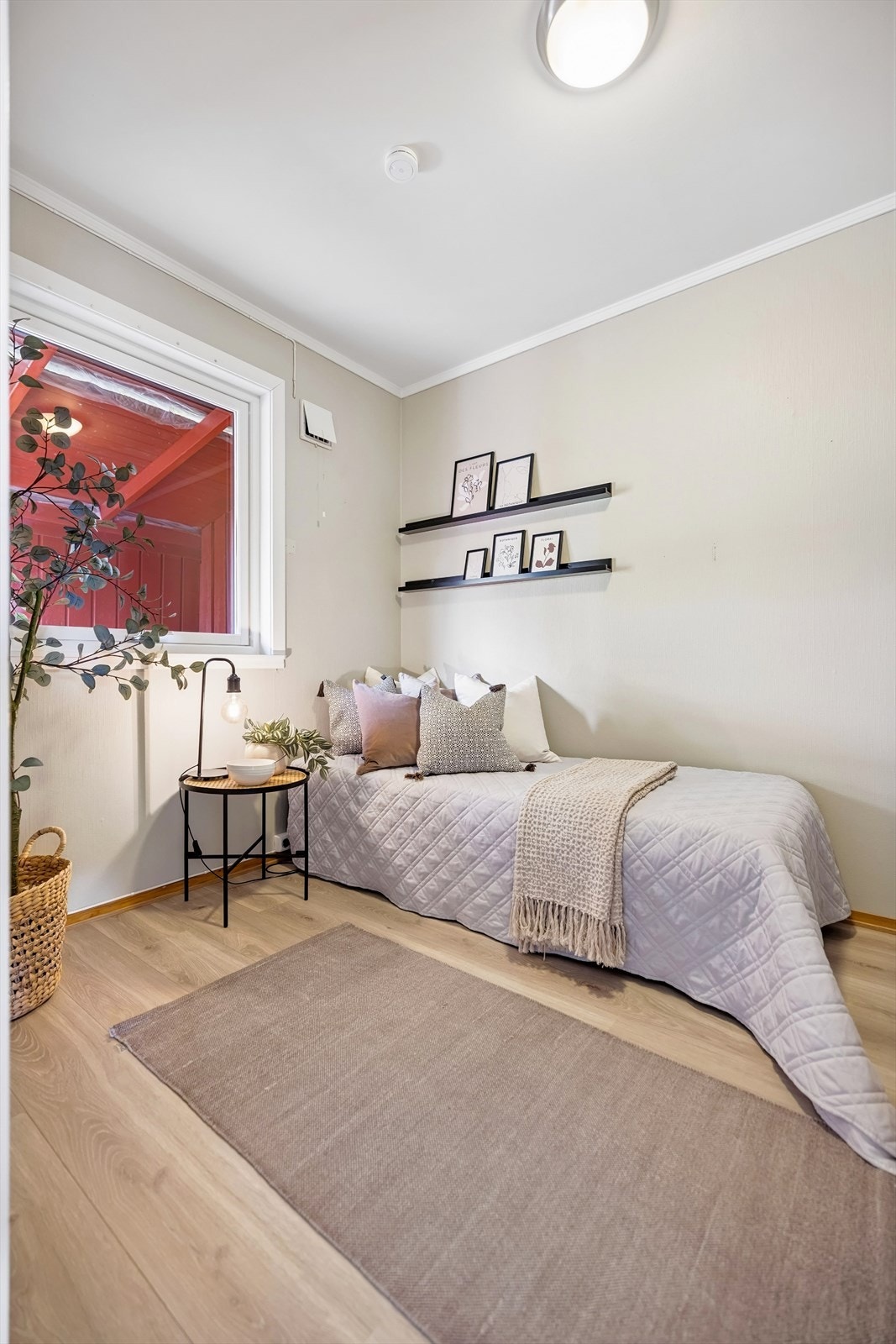 Et lyst og anvendelig rom som kan brukes som soverom, gjesterom eller kontor. Galleribilde