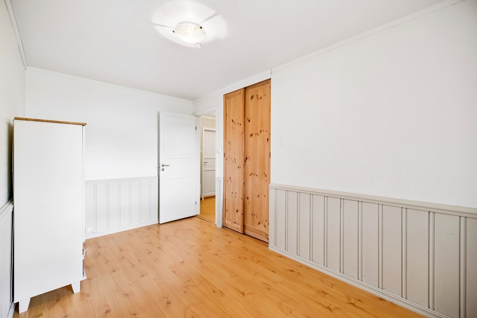 Det andre soverommet i underetasjen har også fått nytt vindu i 2024. Rommet har panel på deler av veggen og god plass til garderobeløsning. Galleribilde