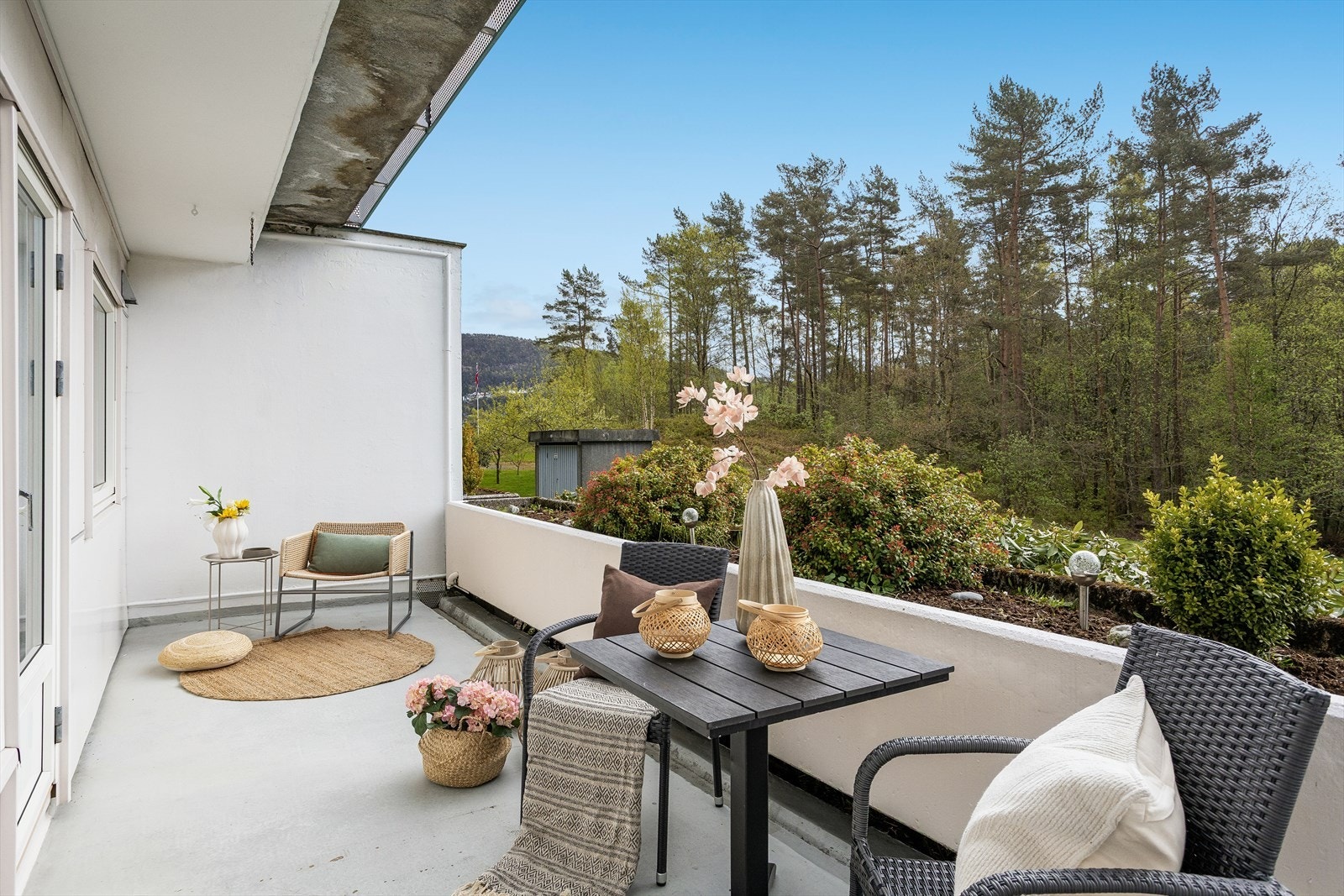 Leiligheten har en solrik beliggenhet og det er tilhørende en romslig, sørvendt terrasse på nesten 14 m². Galleribilde