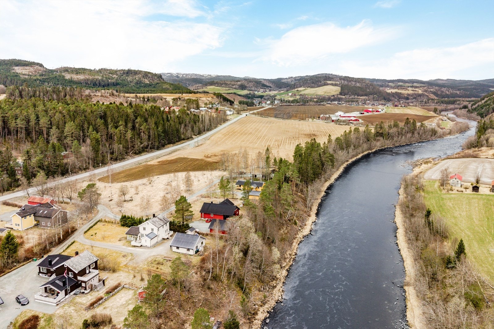 Rett ved eiendommen renner elva Orkla som er kjent for laksefiske! Galleribilde