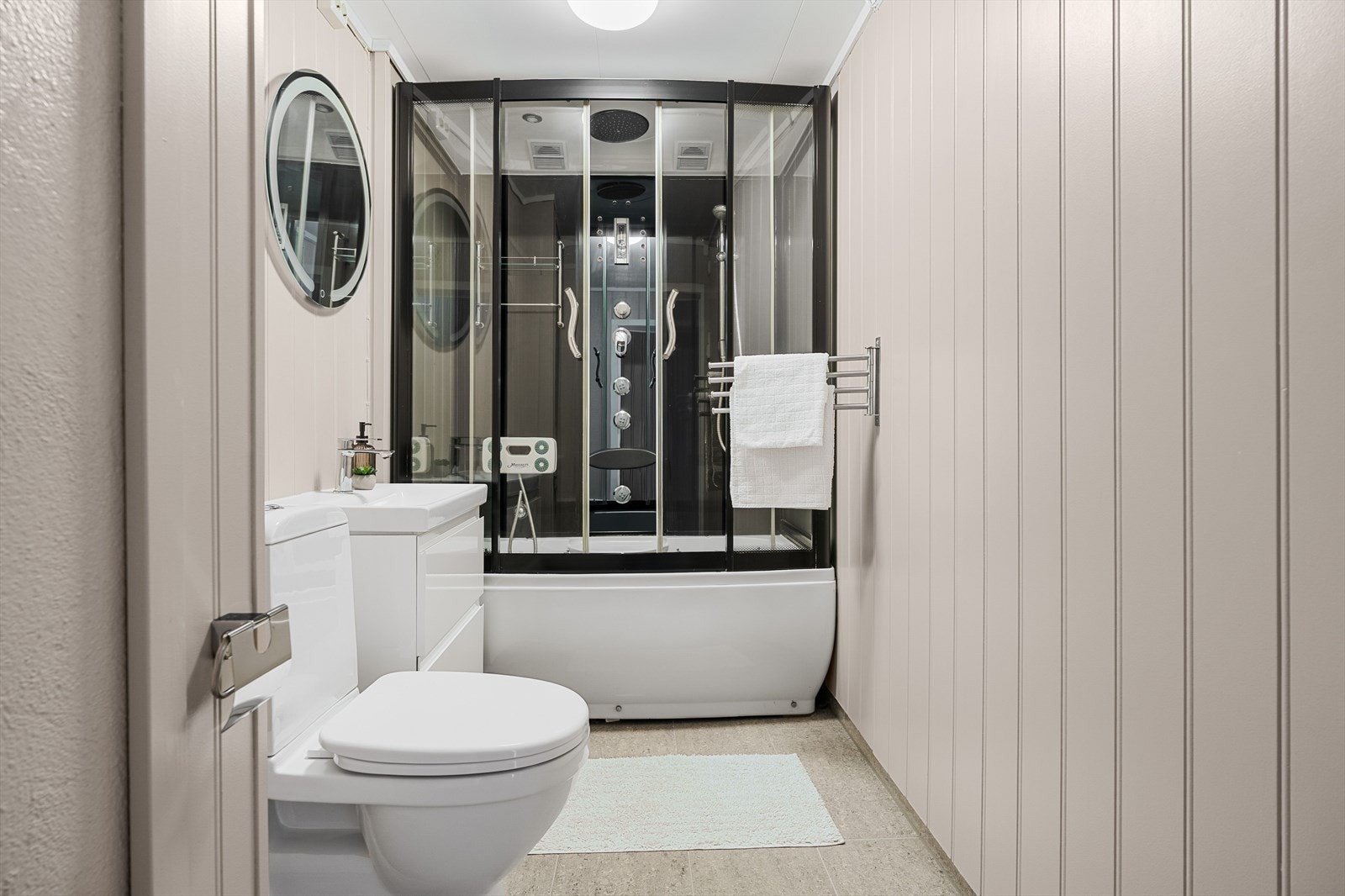 Badet er utstyrt med toalett, servant og dusjsone. Galleribilde