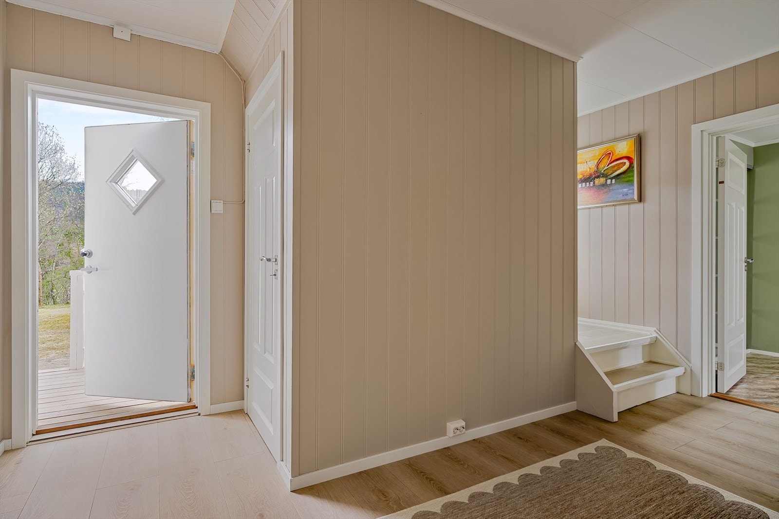 Inngang på samme side av huset som garasje. Galleribilde