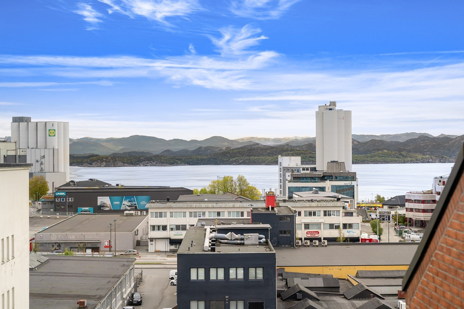 Fra leiligheten er det flott utsikt mot Gandsfjorden. Galleribilde
