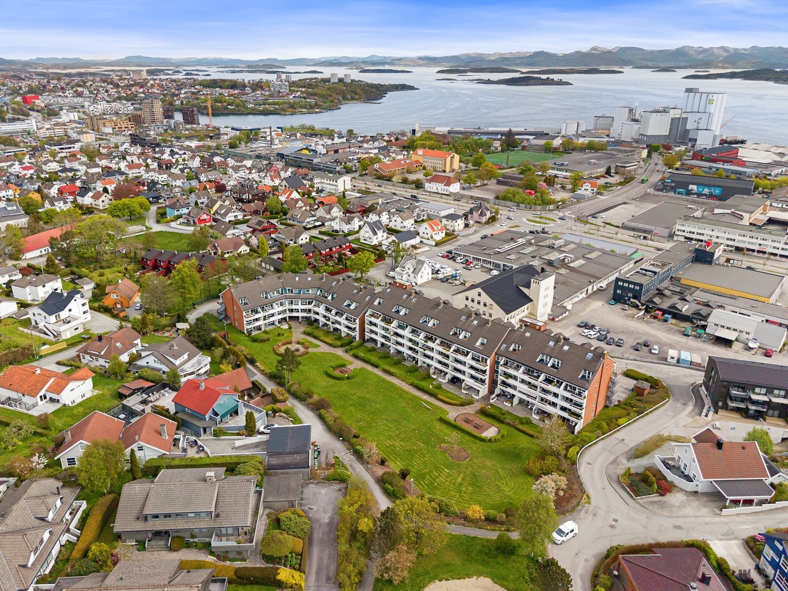 Herfra kan man spasere langs Gandsfjorden og videre til Vaulen. Galleribilde