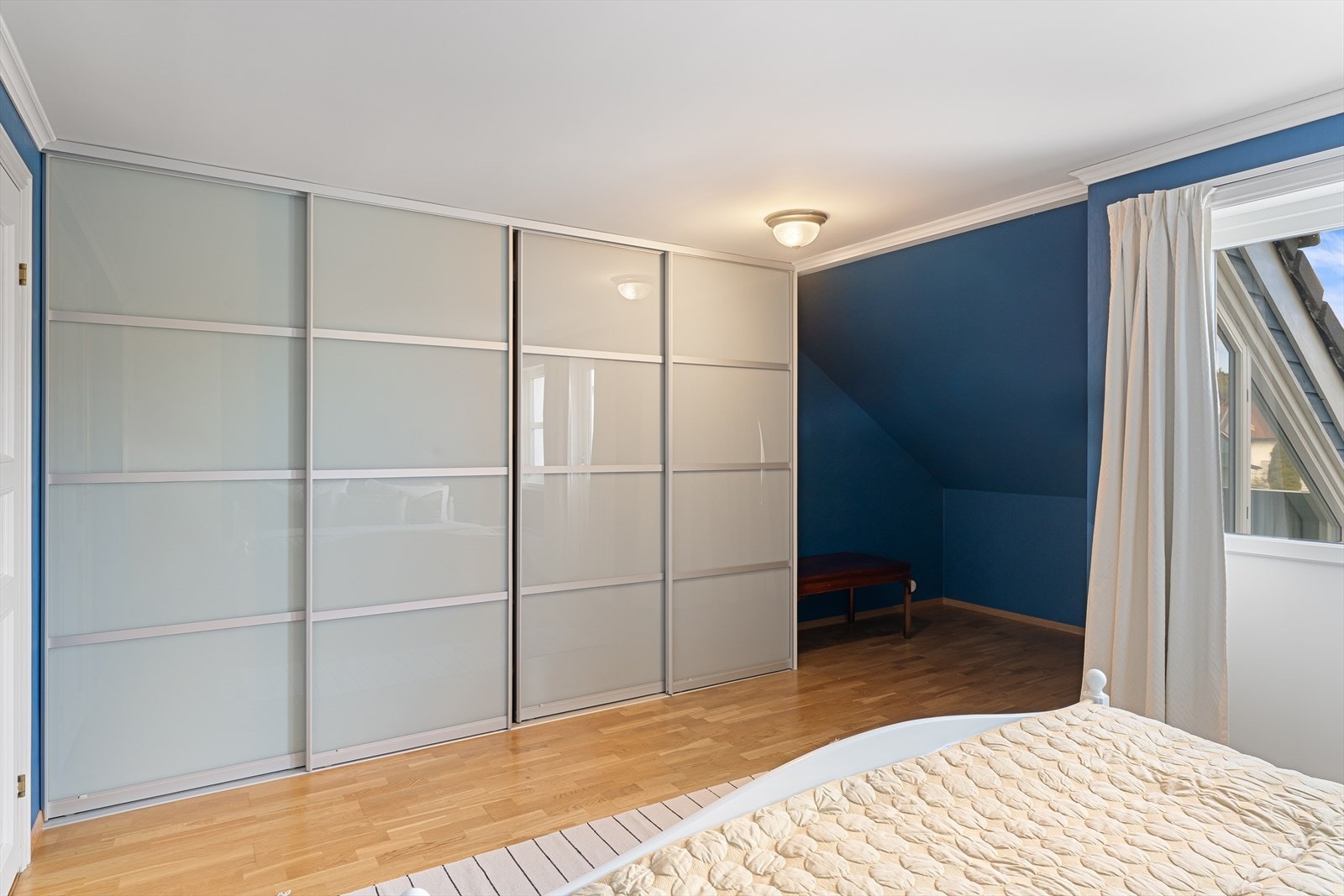 Stor skyvedørsgarderobe Galleribilde