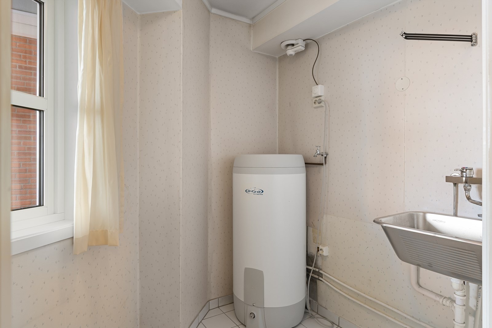 I tilknytning til badet er det en egen vaskeromsdel med opplegg for vaskemaskin og utslagsvask. Galleribilde