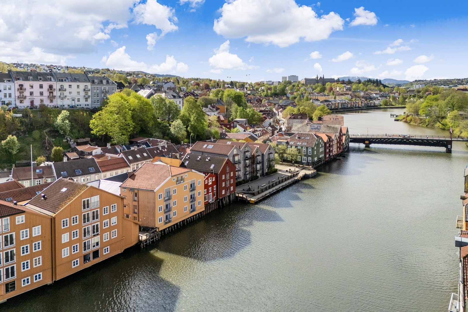 Flotte turstier langs Elvepromenaden. Galleribilde