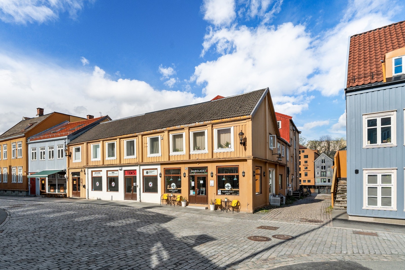 Fantastisk beliggenhet på trivelige Bakklandet med hyggelige cafeer og flere uteserveringer. Galleribilde