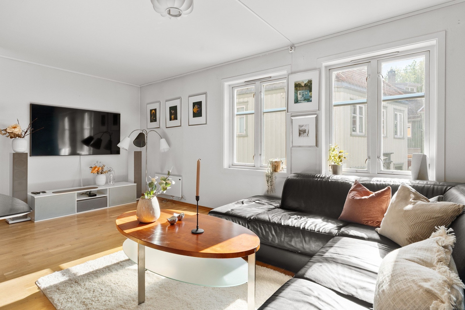 Velkommen til Nygata 4! En lys, romslig og trivelig 3-roms selveier med egen terrasse og P-plass i kjeller. Galleribilde