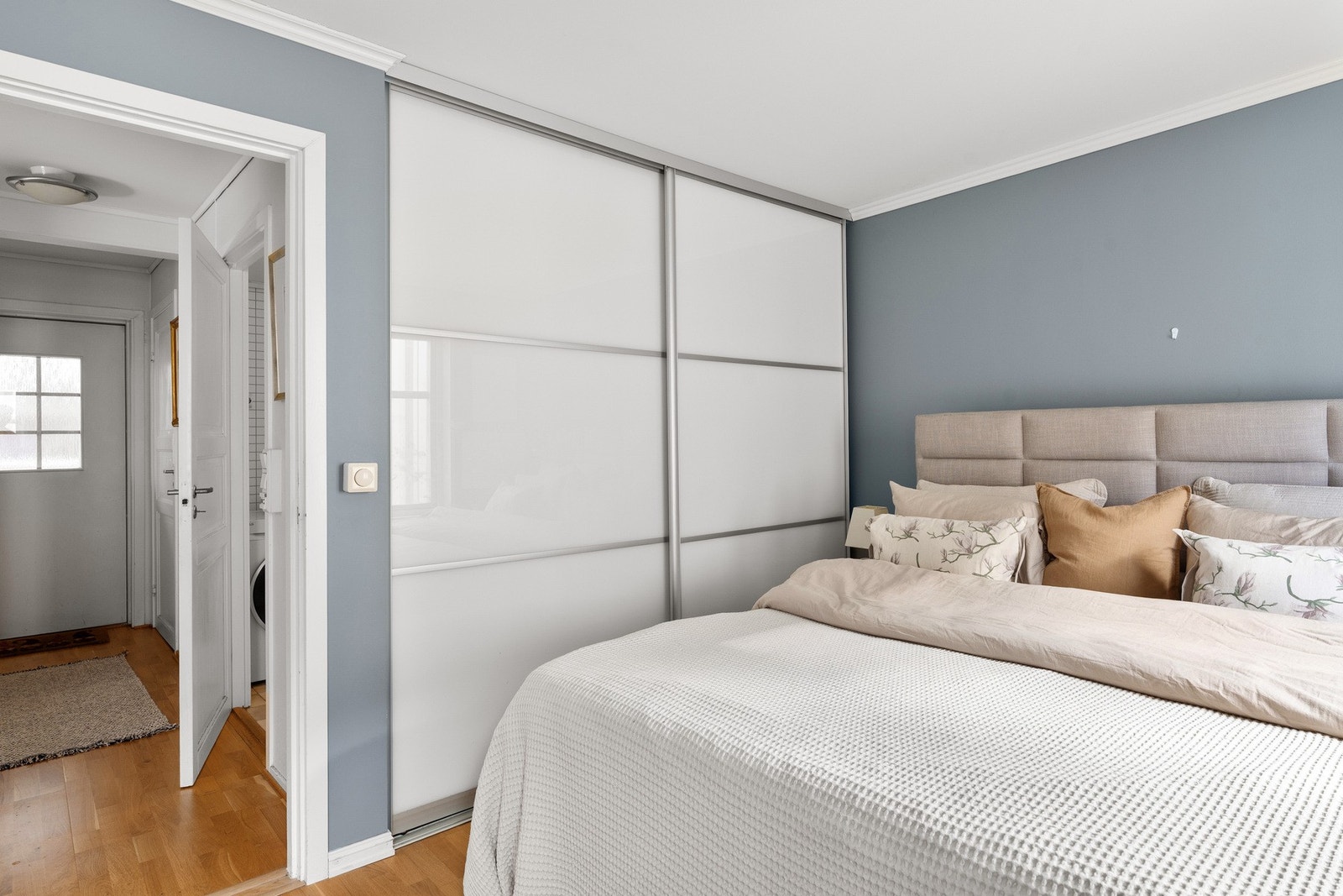 Romslig skyvedørsgarderobe på hovedsoverommet. Galleribilde