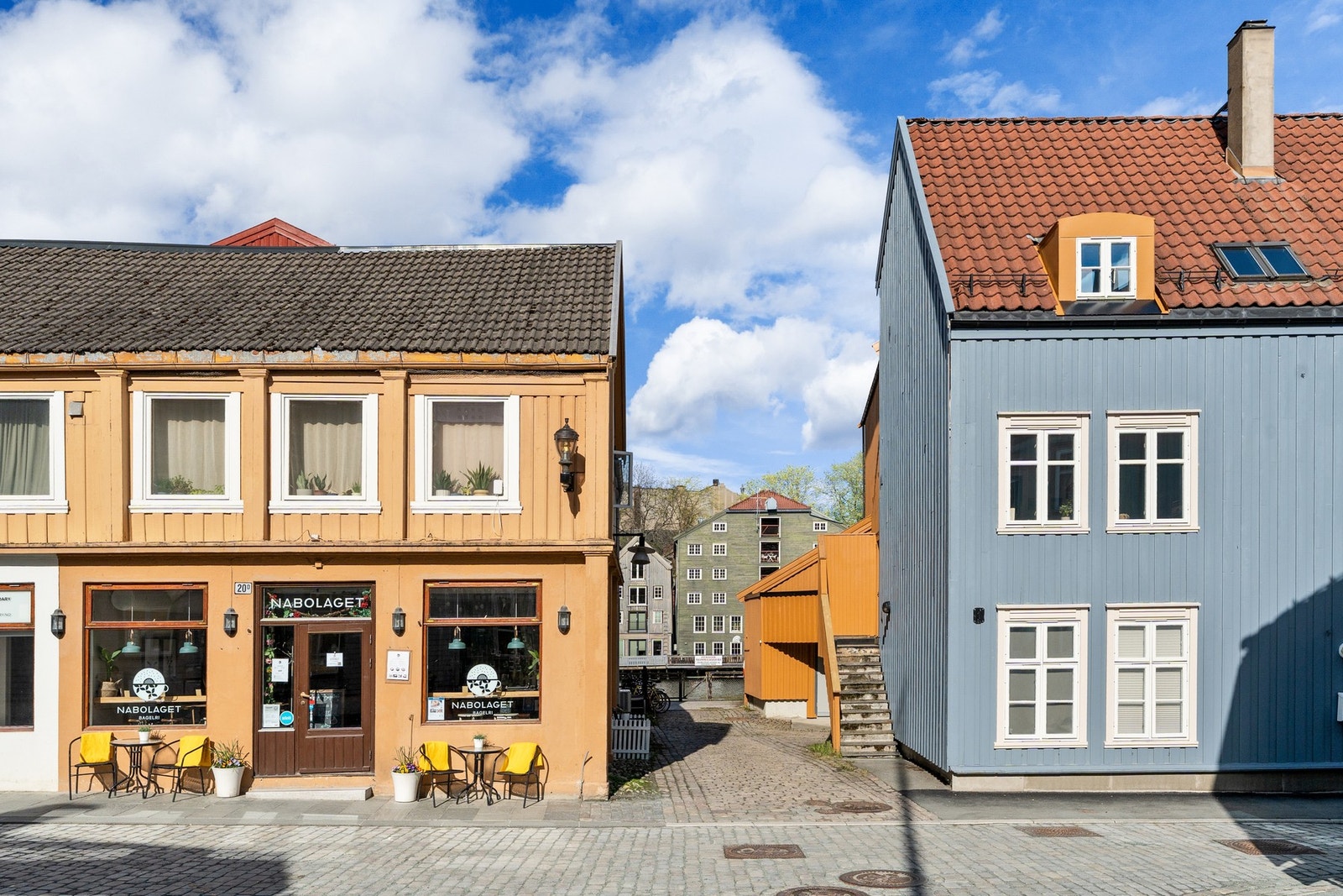 Leiligheten ligger i 2. etg. godt skjermet for innsyn fra gaten og med nærhet til Nidelva. Galleribilde
