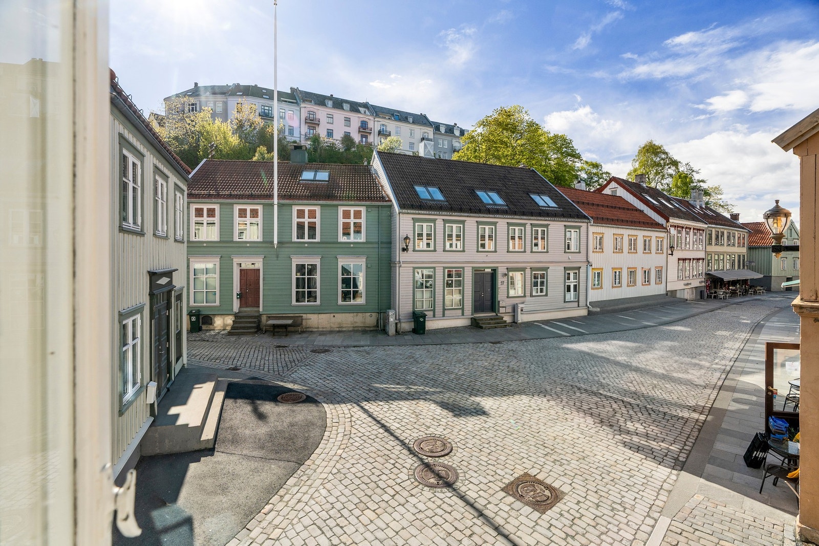 Fra stuen i 2.etg. er det utsikt mot en åpent område på trivelige Bakklandet. Galleribilde