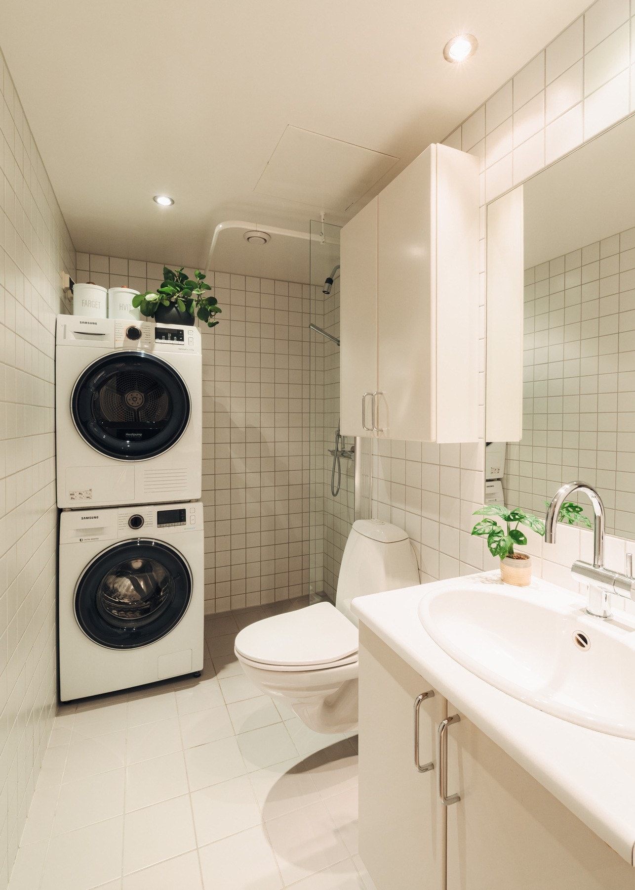 Badet har opplegg for vaskemaskin/tørketrommel og varme i gulv. Avtrekk via felles ventilasjonsanlegg. Galleribilde