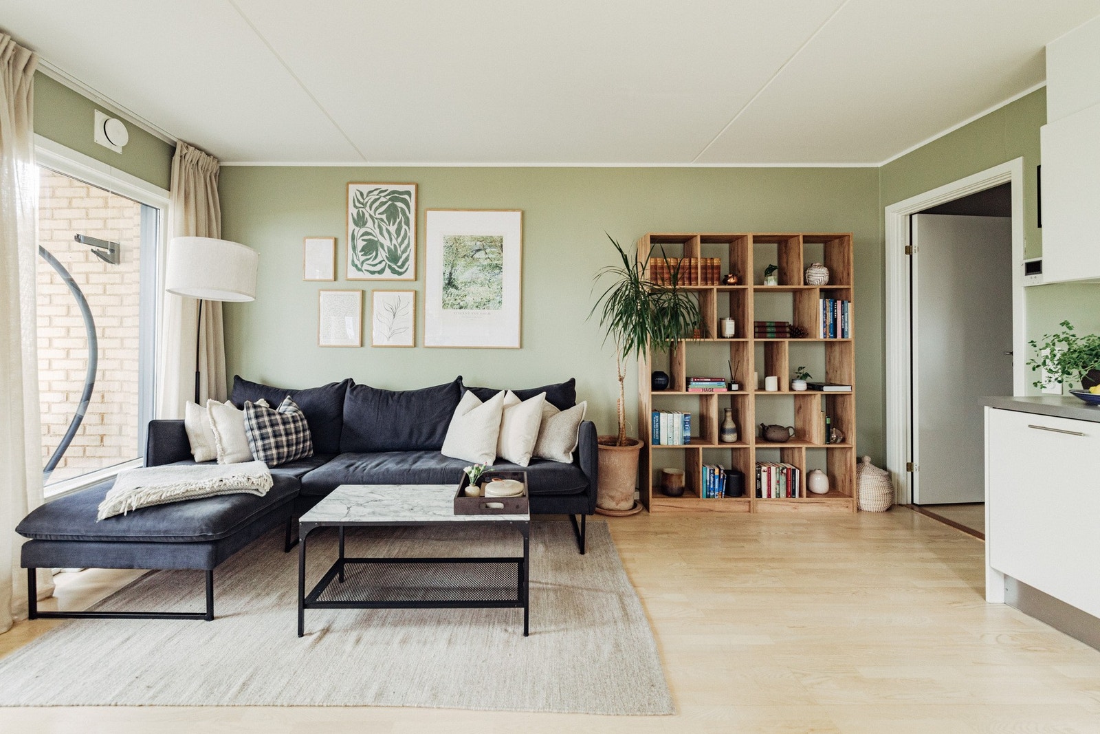 Stuen er et lyst og innbydende rom med god plass til sofagruppe og spisebord. Galleribilde