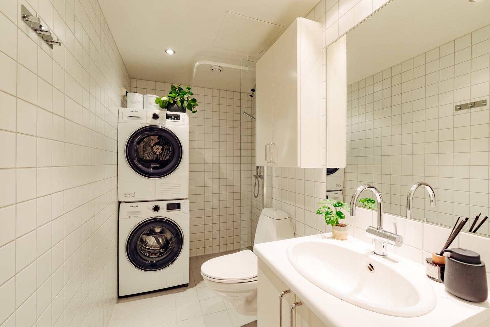 Boligen har et pent, flislagt bad fra byggeåret 2005. Badet er av god størrelse og er utstyrt med toalett, dusj, servant med innredning og speil. Galleribilde
