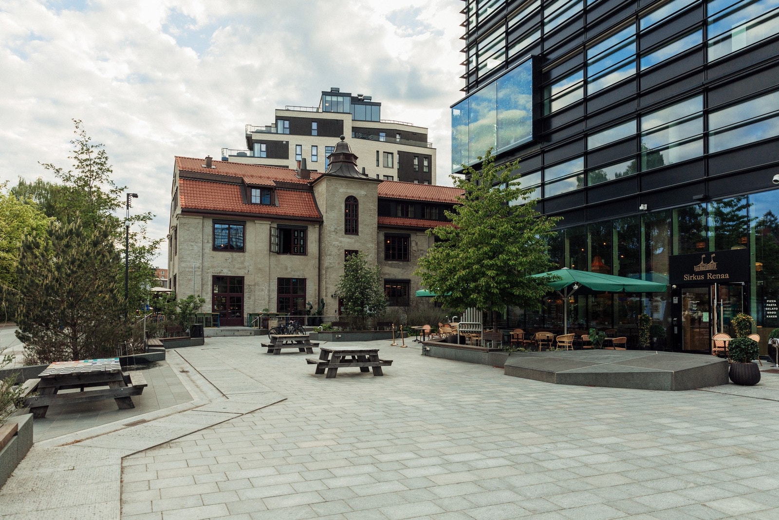 Bare noen hundre meter unna ligger Harbitz Torg med et bredt servicetilbud. Her har du dagligvare, barnehage, treningssenter, restauranter m.m. Galleribilde