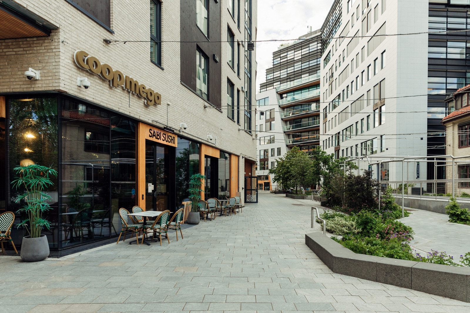 Coop Mega ligger på Harbitz Torg, som ellers kan by på frisør, apotek, treningssenter og blomsterforretning. Galleribilde