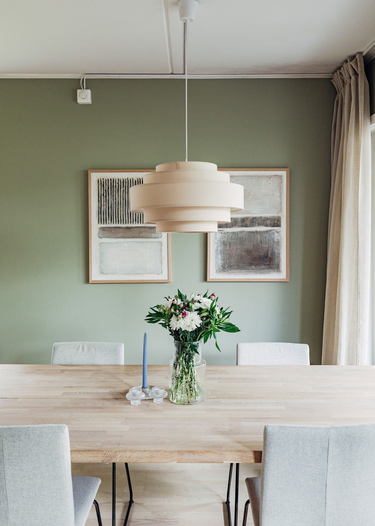 Planløsningen gir rom for flere innredningsmuligheter med definerte soner for spisebord og sofagruppe. Galleribilde