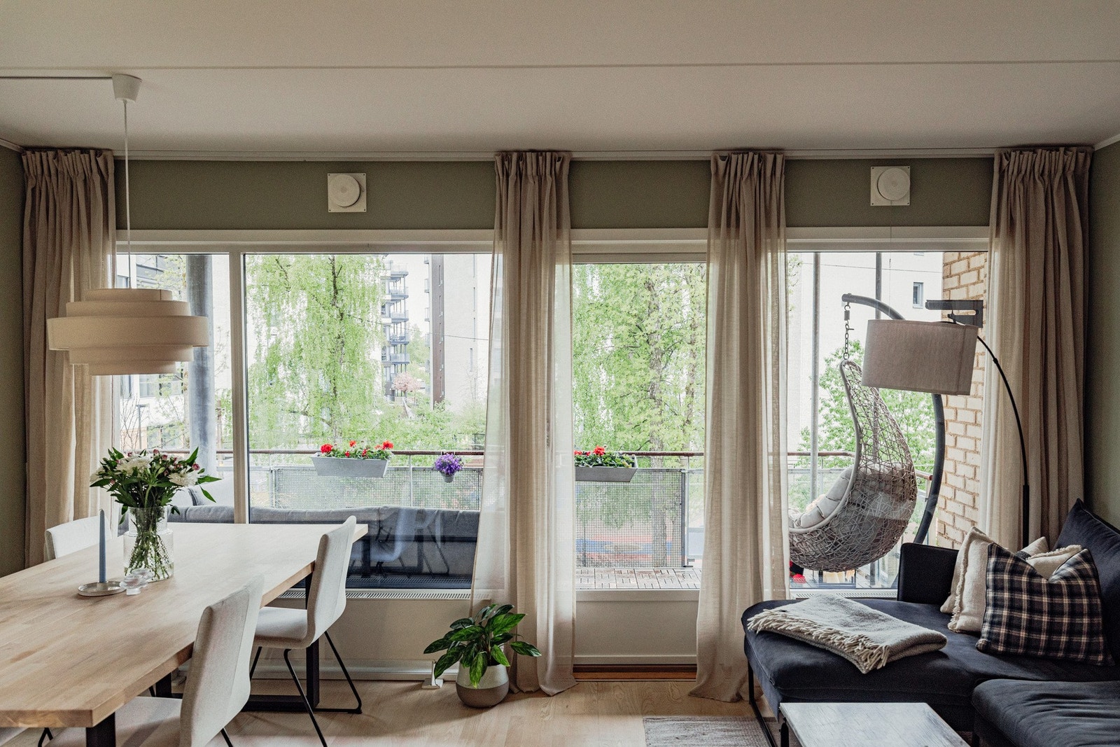 På utsiden av vinduet har man trær som gir et herlig grønt utsyn sommer/høst. Galleribilde